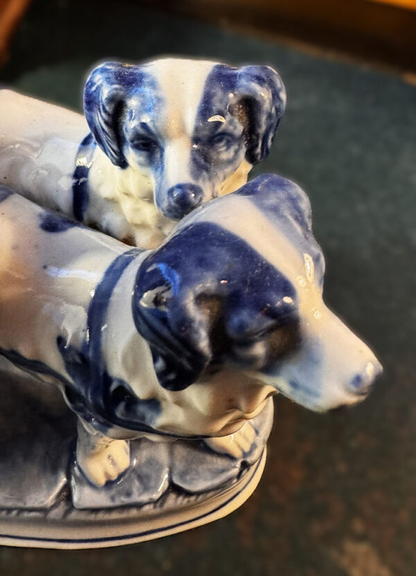 Antiek Delfts porseleinen Hollands melkmeisje met hondenkar – Antique Delft porcelain Dutch milkmaid with dog cart – ca. 1900
