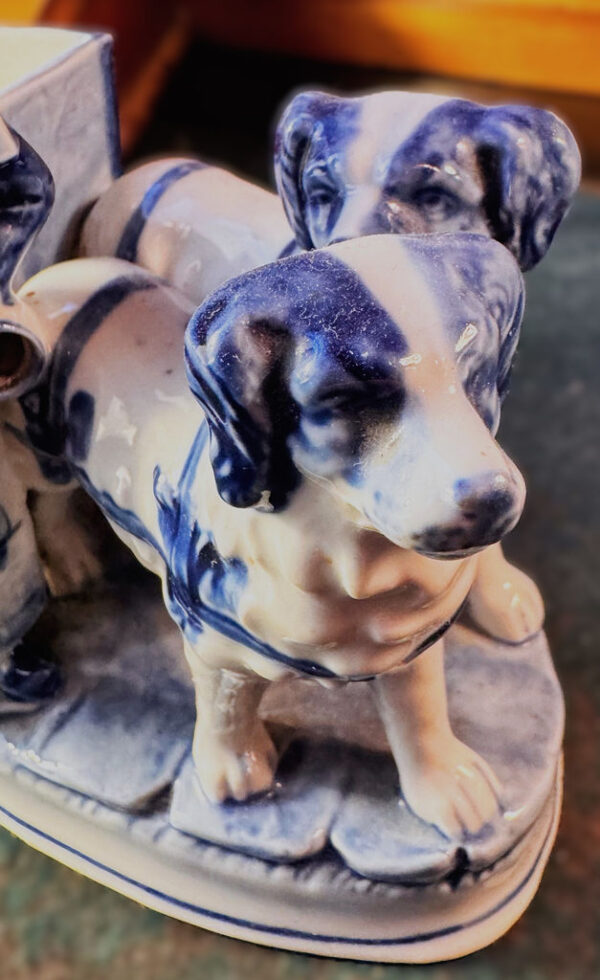 Antiek Delfts porseleinen Hollands melkmeisje met hondenkar – Antique Delft porcelain Dutch milkmaid with dog cart – ca. 1900