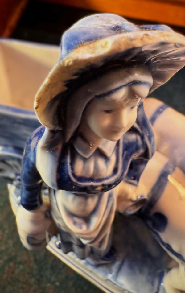 Antiek Delfts porseleinen Hollands melkmeisje met hondenkar – Antique Delft porcelain Dutch milkmaid with dog cart – ca. 1900