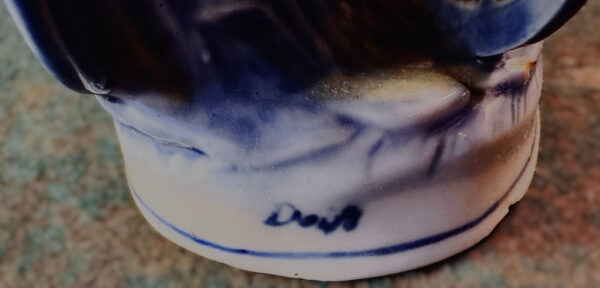 Antiek Delfts porseleinen Hollands melkmeisje met hondenkar – Antique Delft porcelain Dutch milkmaid with dog cart – ca. 1900