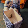 Antiek Delfts porseleinen Hollands melkmeisje met hondenkar – Antique Delft porcelain Dutch milkmaid with dog cart – ca. 1900