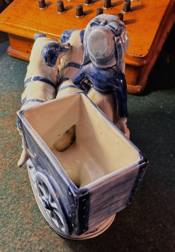Antiek Delfts porseleinen Hollands melkmeisje met hondenkar – Antique Delft porcelain Dutch milkmaid with dog cart – ca. 1900