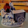 Antiek Delfts porseleinen Hollands melkmeisje met hondenkar – Antique Delft porcelain Dutch milkmaid with dog cart – ca. 1900