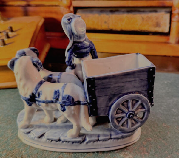 Antiek Delfts porseleinen Hollands melkmeisje met hondenkar – Antique Delft porcelain Dutch milkmaid with dog cart – ca. 1900