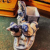 Antiek Delfts porseleinen Hollands melkmeisje met hondenkar – Antique Delft porcelain Dutch milkmaid with dog cart – ca. 1900
