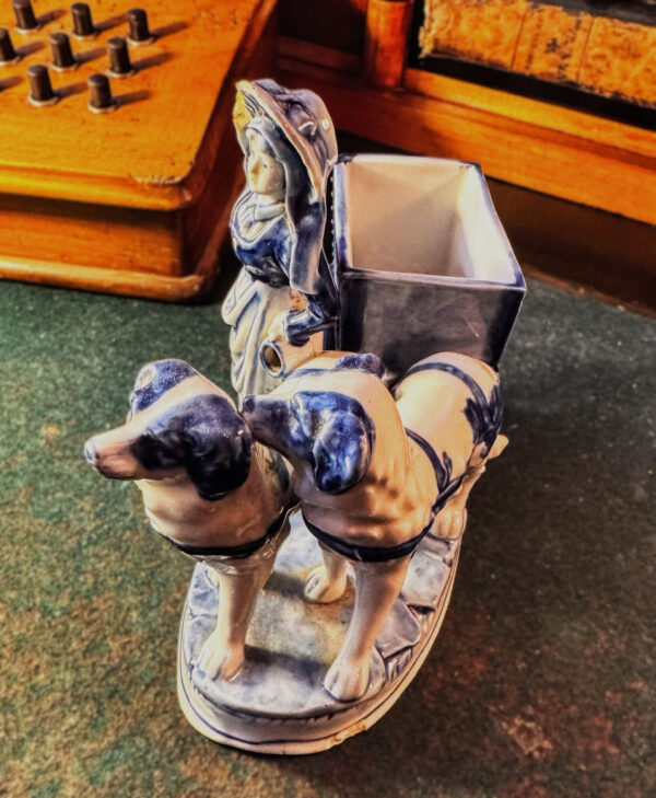 Antiek Delfts porseleinen Hollands melkmeisje met hondenkar – Antique Delft porcelain Dutch milkmaid with dog cart – ca. 1900