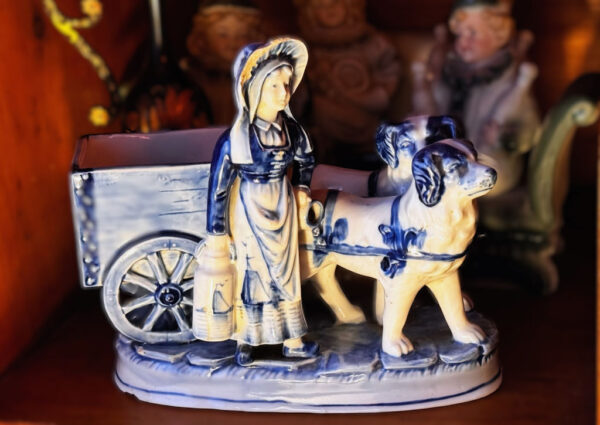 Antiek Delfts porseleinen Hollands melkmeisje met hondenkar – Antique Delft porcelain Dutch milkmaid with dog cart – ca. 1900