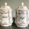 Antique French porcelain storage jars “Sucre” & “Café” – early 1900s (1) Antieke Franse voorraadpotten “Sucre” en “Café” | Antique French porcelain storage jars “Sucre” & “Café” – early 1900s