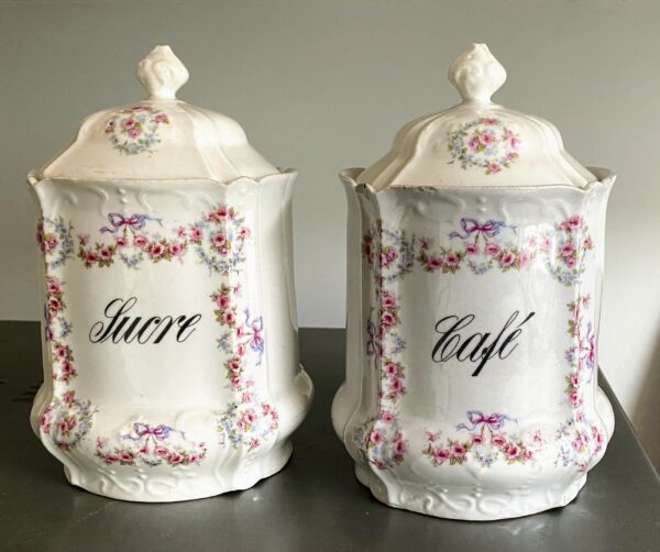 Antique French porcelain storage jars “Sucre” & “Café” – early 1900s (1) Antieke Franse voorraadpotten “Sucre” en “Café” | Antique French porcelain storage jars “Sucre” & “Café” – early 1900s