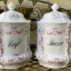 Antique French porcelain storage jars “Sucre” & “Café” – early 1900s (2) Antieke Franse voorraadpotten “Sucre” en “Café” | Antique French porcelain storage jars “Sucre” & “Café” – early 1900s