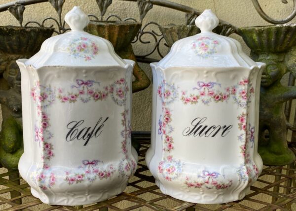 Antique French porcelain storage jars “Sucre” & “Café” – early 1900s (2) Antieke Franse voorraadpotten “Sucre” en “Café” | Antique French porcelain storage jars “Sucre” & “Café” – early 1900s