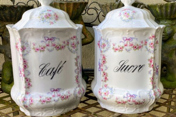 Antique French porcelain storage jars “Sucre” & “Café” – early 1900s (3) Antieke Franse voorraadpotten “Sucre” en “Café” | Antique French porcelain storage jars “Sucre” & “Café” – early 1900s