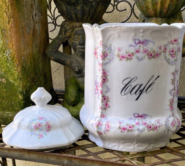 Antique French porcelain storage jars “Sucre” & “Café” – early 1900s (6) Antieke Franse voorraadpotten “Sucre” en “Café” | Antique French porcelain storage jars “Sucre” & “Café” – early 1900s