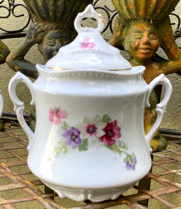 Antique French porcelain sugar pot with wildflowers – c.1900 (1) Antieke Franse suikerpot met veldbloemen | Antique French porcelain sugar pot with wildflowers – c.1900