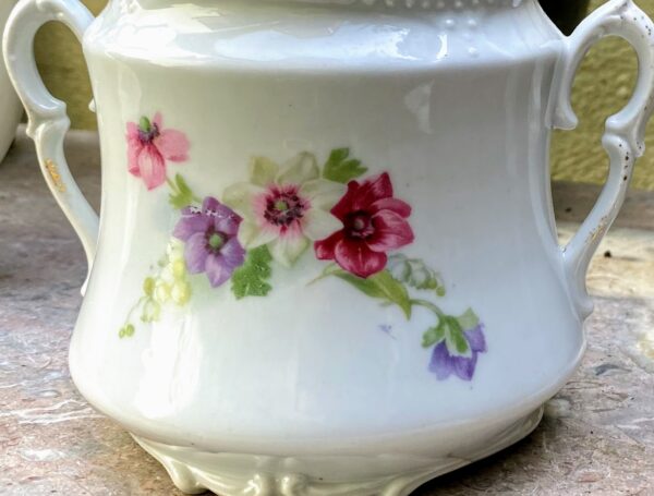 Antique French porcelain sugar pot with wildflowers – c.1900 (2) Antieke Franse suikerpot met veldbloemen | Antique French porcelain sugar pot with wildflowers – c.1900