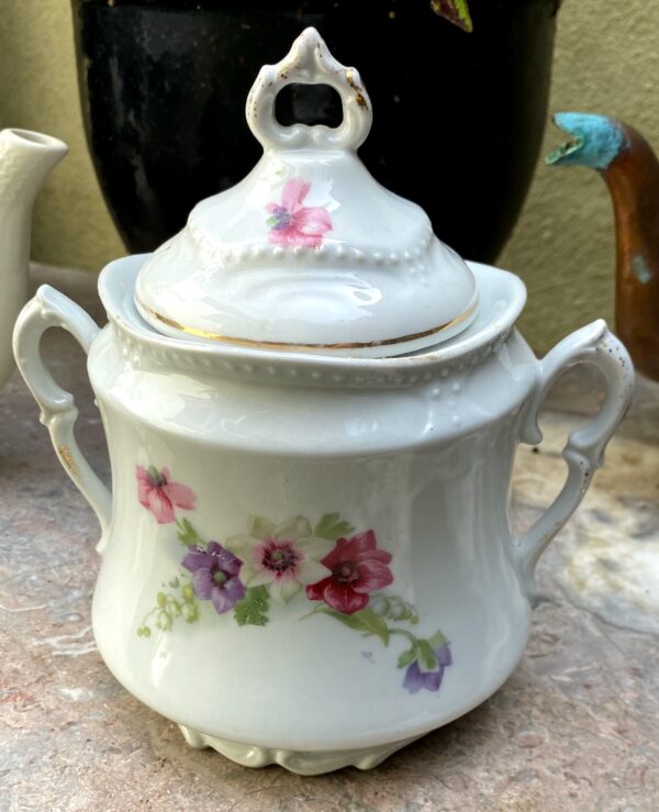 Antique French porcelain sugar pot with wildflowers – c.1900 (4) Antieke Franse suikerpot met veldbloemen | Antique French porcelain sugar pot with wildflowers – c.1900