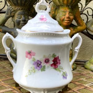 Antieke Franse suikerpot met veldbloemen | Antique French porcelain sugar pot with wildflowers – c.1900