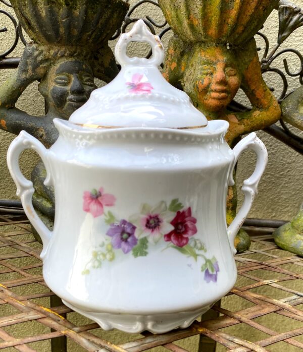 Antique French porcelain sugar pot with wildflowers – c.1900 (8) Antieke Franse suikerpot met veldbloemen | Antique French porcelain sugar pot with wildflowers – c.1900