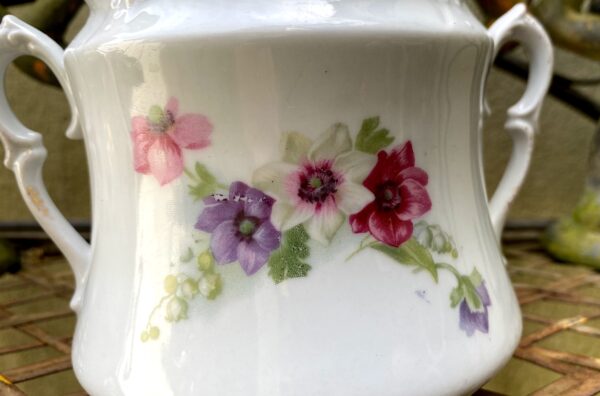 Antique French porcelain sugar pot with wildflowers – c.1900 (9) Antieke Franse suikerpot met veldbloemen | Antique French porcelain sugar pot with wildflowers – c.1900