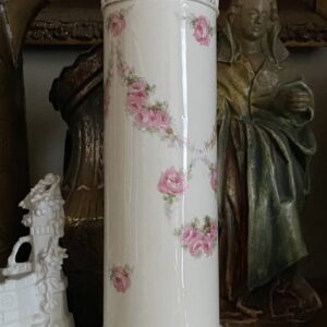 Antique German Max Roesler porcelain cylinder vase – reticulated rim & rose volants, c.1894–1921 (1) Antieke Duitse Max Roesler cilindervaas – porselein met netrand en rozenvolants | Antique German Max Roesler porcelain cylinder vase – reticulated rim & rose volants, c.1894–1921