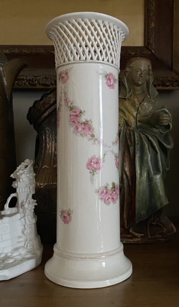 Antieke Duitse Max Roesler cilindervaas – porselein met netrand en rozenvolants | Antique German Max Roesler porcelain cylinder vase – reticulated rim & rose volants, c.1894–1921