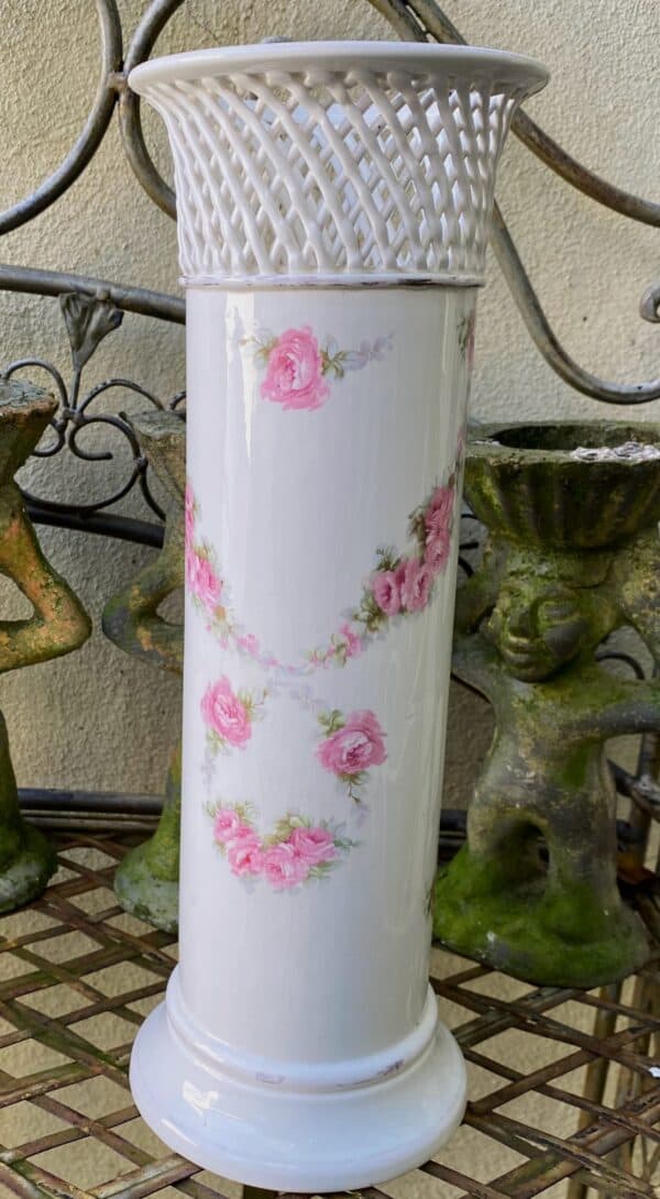 Antieke Duitse Max Roesler cilindervaas – porselein met netrand en rozenvolants | Antique German Max Roesler porcelain cylinder vase – reticulated rim & rose volants, c.1894–1921