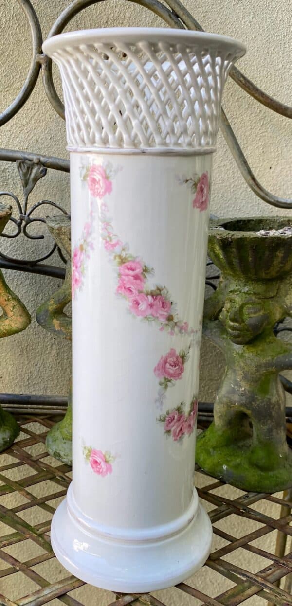 Antieke Duitse Max Roesler cilindervaas – porselein met netrand en rozenvolants | Antique German Max Roesler porcelain cylinder vase – reticulated rim & rose volants, c.1894–1921