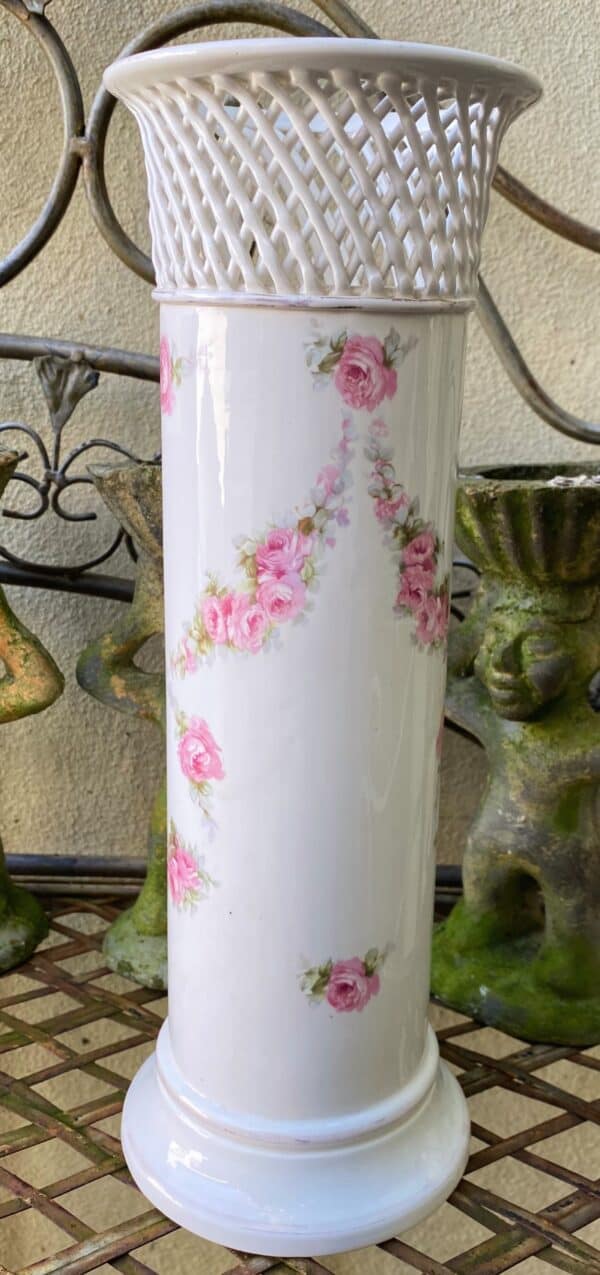 Antieke Duitse Max Roesler cilindervaas – porselein met netrand en rozenvolants | Antique German Max Roesler porcelain cylinder vase – reticulated rim & rose volants, c.1894–1921