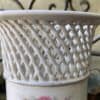 Antieke Duitse Max Roesler cilindervaas – porselein met netrand en rozenvolants | Antique German Max Roesler porcelain cylinder vase – reticulated rim & rose volants, c.1894–1921