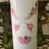 Antieke Duitse Max Roesler cilindervaas – porselein met netrand en rozenvolants | Antique German Max Roesler porcelain cylinder vase – reticulated rim & rose volants, c.1894–1921