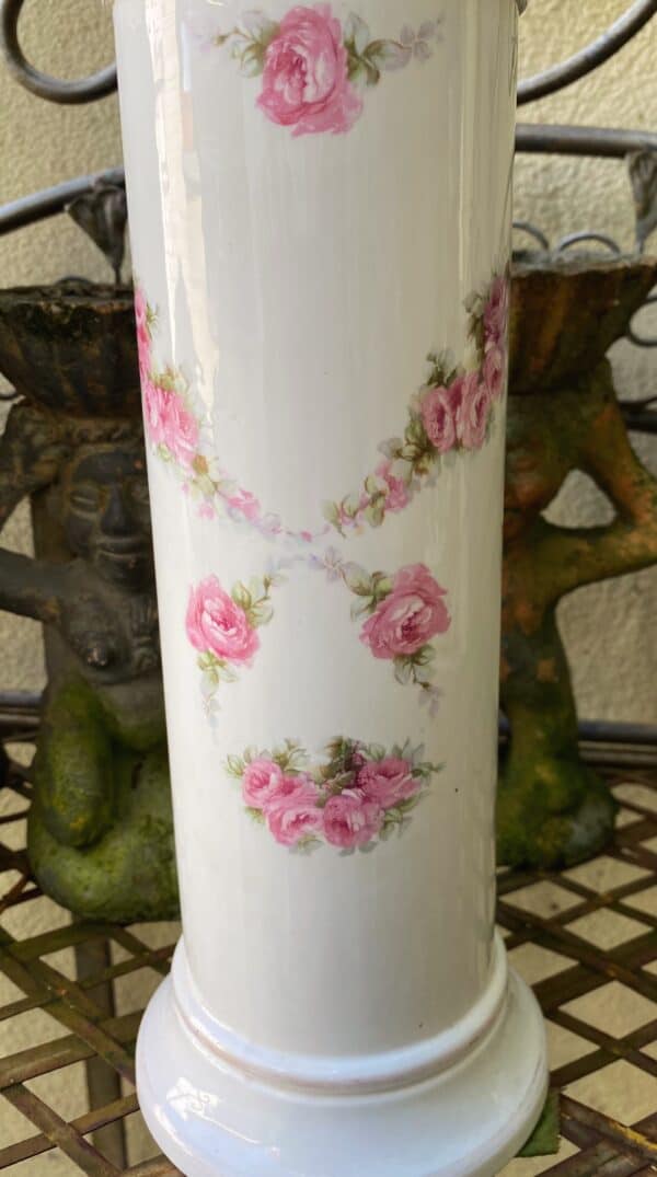 Antieke Duitse Max Roesler cilindervaas – porselein met netrand en rozenvolants | Antique German Max Roesler porcelain cylinder vase – reticulated rim & rose volants, c.1894–1921