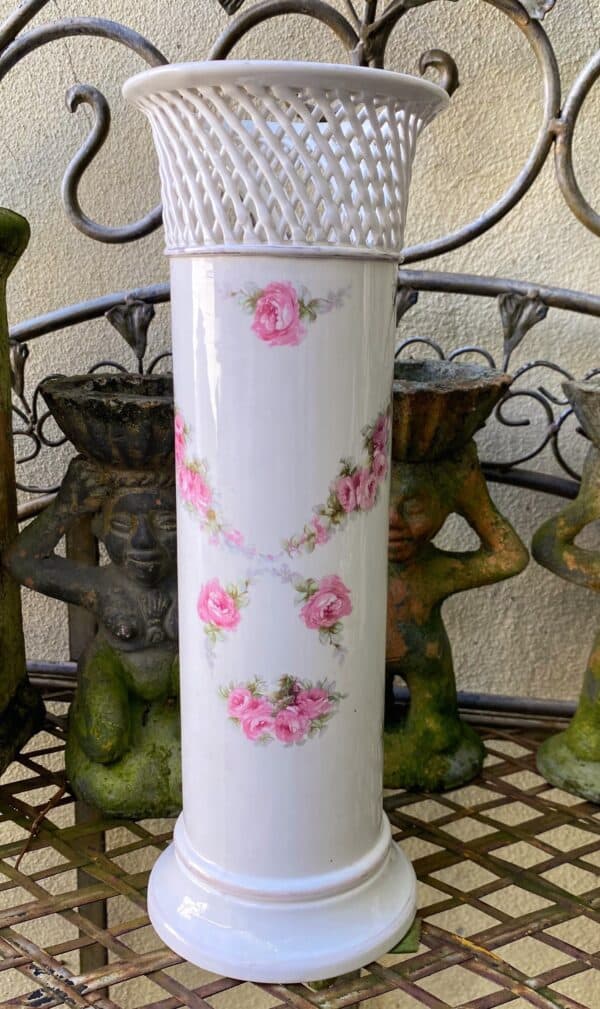 Antieke Duitse Max Roesler cilindervaas – porselein met netrand en rozenvolants | Antique German Max Roesler porcelain cylinder vase – reticulated rim & rose volants, c.1894–1921