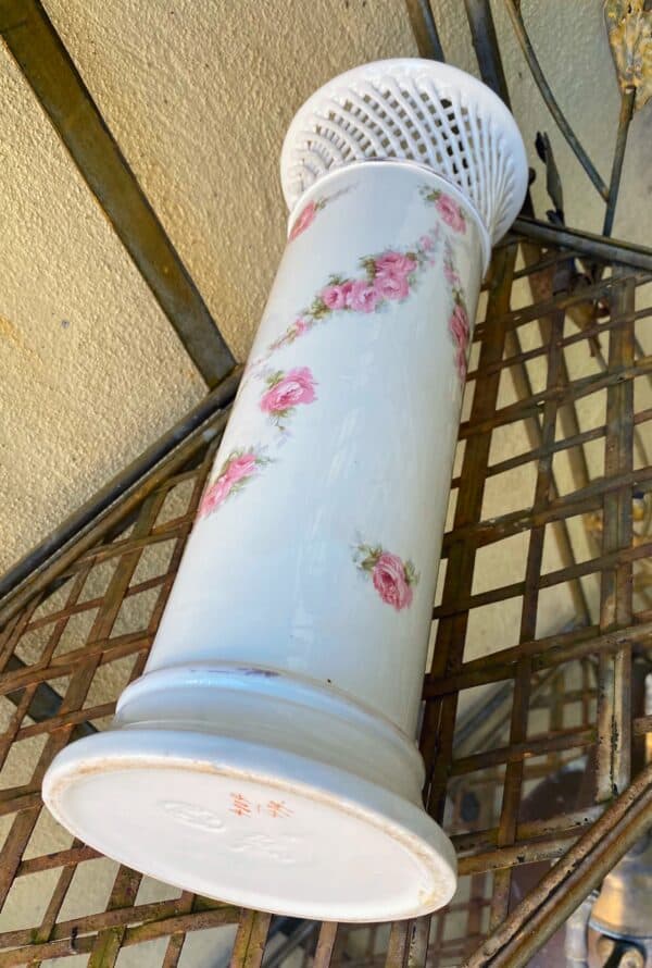 Antieke Duitse Max Roesler cilindervaas – porselein met netrand en rozenvolants | Antique German Max Roesler porcelain cylinder vase – reticulated rim & rose volants, c.1894–1921