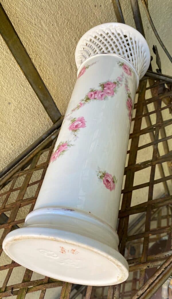 Antieke Duitse Max Roesler cilindervaas – porselein met netrand en rozenvolants | Antique German Max Roesler porcelain cylinder vase – reticulated rim & rose volants, c.1894–1921