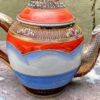 Antique Satsuma Moriage teapot – Geisha with shamisen & dragon head, Japan, c.1930 (10) Antieke Satsuma Moriage theepot – Geisha met shamisen & drakenkop, Japan | Antique Satsuma Moriage teapot – Geisha with shamisen & dragon head, Japan, c.1930