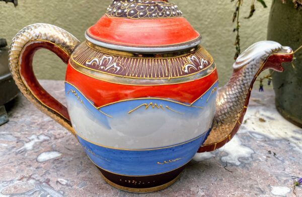 Antique Satsuma Moriage teapot – Geisha with shamisen & dragon head, Japan, c.1930 (10) Antieke Satsuma Moriage theepot – Geisha met shamisen & drakenkop, Japan | Antique Satsuma Moriage teapot – Geisha with shamisen & dragon head, Japan, c.1930