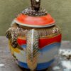 Antique Satsuma Moriage teapot – Geisha with shamisen & dragon head, Japan, c.1930 (11) Antieke Satsuma Moriage theepot – Geisha met shamisen & drakenkop, Japan | Antique Satsuma Moriage teapot – Geisha with shamisen & dragon head, Japan, c.1930