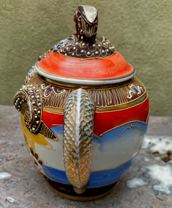 Antique Satsuma Moriage teapot – Geisha with shamisen & dragon head, Japan, c.1930 (11) Antieke Satsuma Moriage theepot – Geisha met shamisen & drakenkop, Japan | Antique Satsuma Moriage teapot – Geisha with shamisen & dragon head, Japan, c.1930