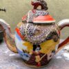 Antique Satsuma Moriage teapot – Geisha with shamisen & dragon head, Japan, c.1930 (12) Antieke Satsuma Moriage theepot – Geisha met shamisen & drakenkop, Japan | Antique Satsuma Moriage teapot – Geisha with shamisen & dragon head, Japan, c.1930