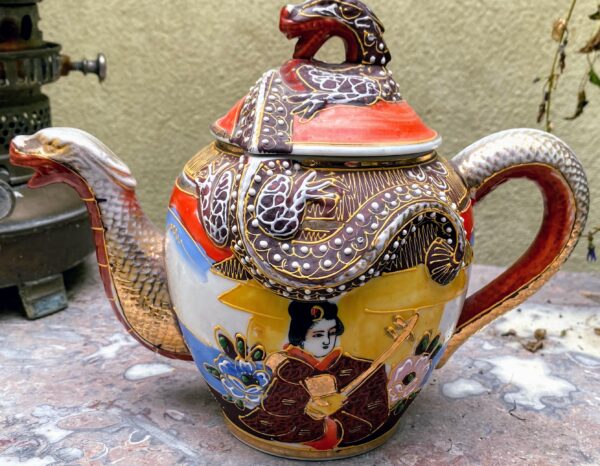 Antique Satsuma Moriage teapot – Geisha with shamisen & dragon head, Japan, c.1930 (12) Antieke Satsuma Moriage theepot – Geisha met shamisen & drakenkop, Japan | Antique Satsuma Moriage teapot – Geisha with shamisen & dragon head, Japan, c.1930