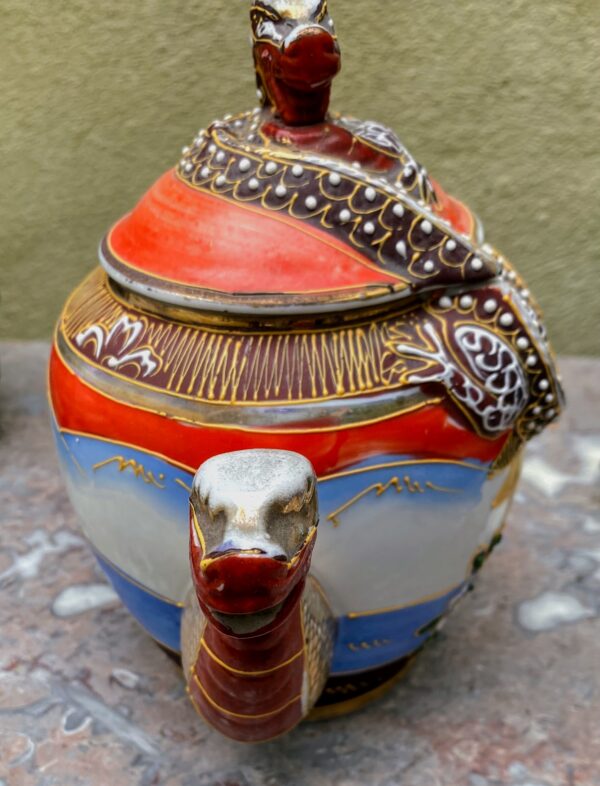 Antique Satsuma Moriage teapot – Geisha with shamisen & dragon head, Japan, c.1930 (13) Antieke Satsuma Moriage theepot – Geisha met shamisen & drakenkop, Japan | Antique Satsuma Moriage teapot – Geisha with shamisen & dragon head, Japan, c.1930
