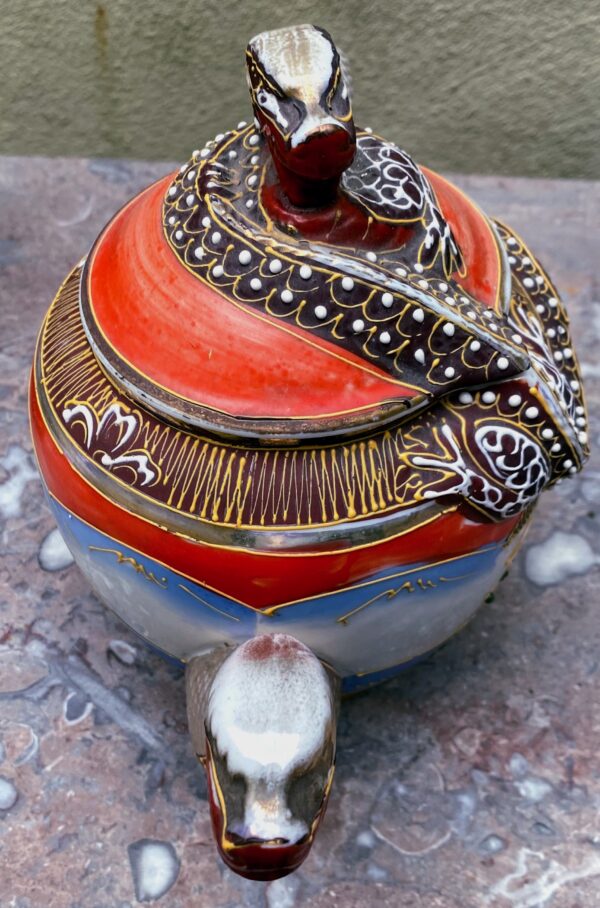 Antique Satsuma Moriage teapot – Geisha with shamisen & dragon head, Japan, c.1930 (14) Antieke Satsuma Moriage theepot – Geisha met shamisen & drakenkop, Japan | Antique Satsuma Moriage teapot – Geisha with shamisen & dragon head, Japan, c.1930