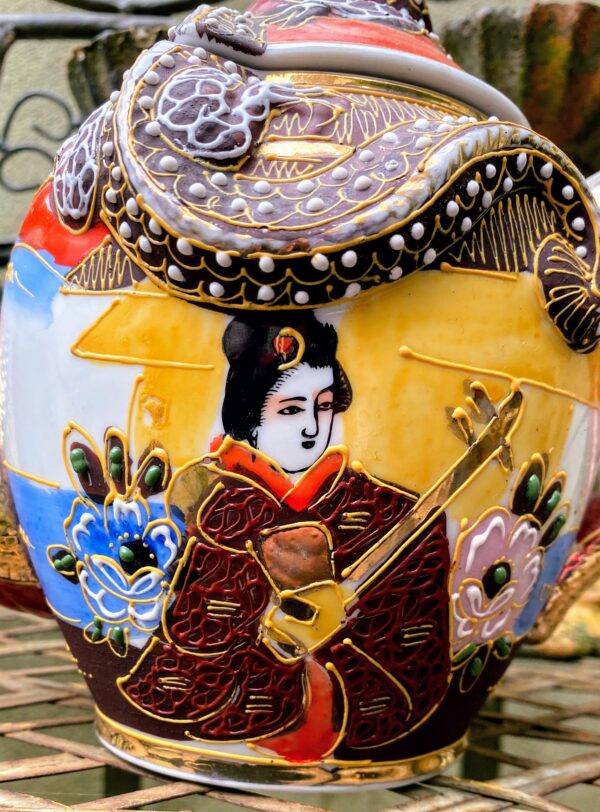 Antique Satsuma Moriage teapot – Geisha with shamisen & dragon head, Japan, c.1930 (15) Antieke Satsuma Moriage theepot – Geisha met shamisen & drakenkop, Japan | Antique Satsuma Moriage teapot – Geisha with shamisen & dragon head, Japan, c.1930