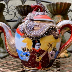 Antique Satsuma Moriage teapot – Geisha with shamisen & dragon head, Japan, c.1930 (16) Antieke Satsuma Moriage theepot – Geisha met shamisen & drakenkop, Japan | Antique Satsuma Moriage teapot – Geisha with shamisen & dragon head, Japan, c.1930