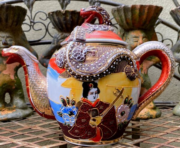 Antique Satsuma Moriage teapot – Geisha with shamisen & dragon head, Japan, c.1930 (16) Antieke Satsuma Moriage theepot – Geisha met shamisen & drakenkop, Japan | Antique Satsuma Moriage teapot – Geisha with shamisen & dragon head, Japan, c.1930
