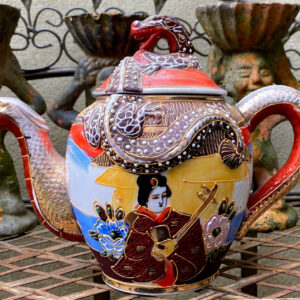 Antique Satsuma Moriage teapot – Geisha with shamisen & dragon head, Japan, c.1930 (1)_resultaat Antieke Satsuma Moriage theepot – Geisha met shamisen & drakenkop, Japan | Antique Satsuma Moriage teapot – Geisha with shamisen & dragon head, Japan, c.1930