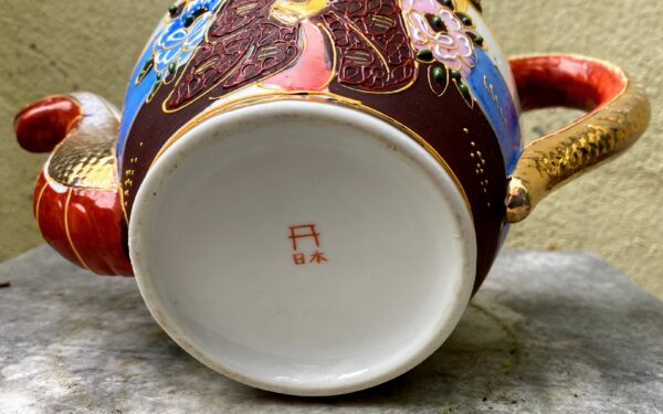 Antique Satsuma Moriage teapot – Geisha with shamisen & dragon head, Japan, c.1930 (4) Antieke Satsuma Moriage theepot – Geisha met shamisen & drakenkop, Japan | Antique Satsuma Moriage teapot – Geisha with shamisen & dragon head, Japan, c.1930