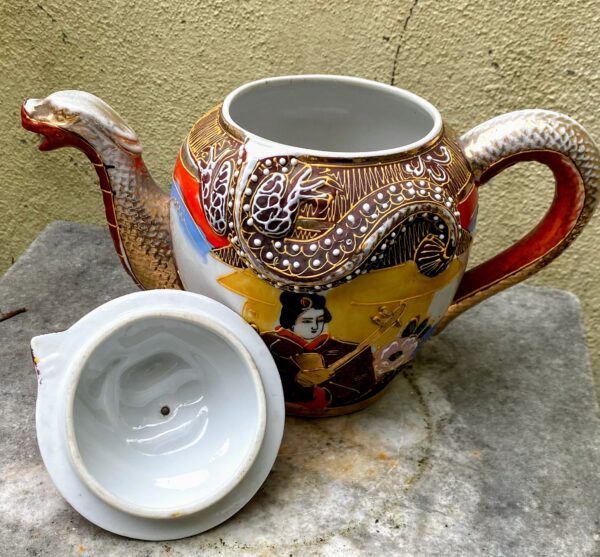 Antique Satsuma Moriage teapot – Geisha with shamisen & dragon head, Japan, c.1930 (5) Antieke Satsuma Moriage theepot – Geisha met shamisen & drakenkop, Japan | Antique Satsuma Moriage teapot – Geisha with shamisen & dragon head, Japan, c.1930