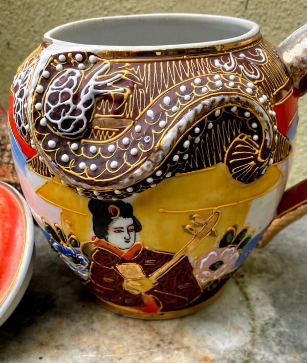 Antique Satsuma Moriage teapot – Geisha with shamisen & dragon head, Japan, c.1930 (6) Antieke Satsuma Moriage theepot – Geisha met shamisen & drakenkop, Japan | Antique Satsuma Moriage teapot – Geisha with shamisen & dragon head, Japan, c.1930