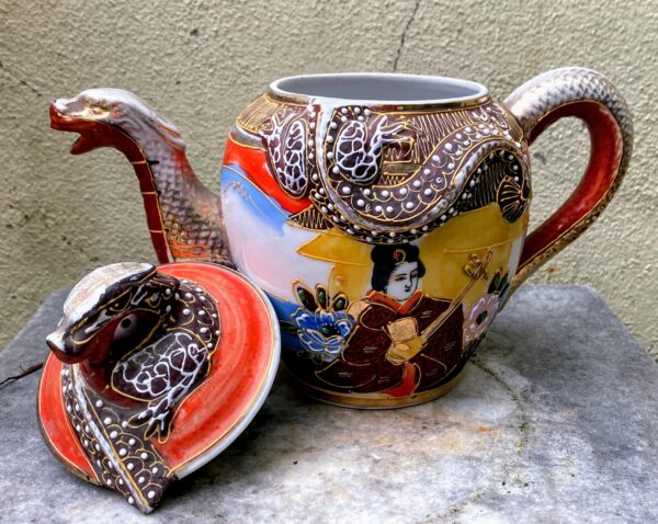 Antique Satsuma Moriage teapot – Geisha with shamisen & dragon head, Japan, c.1930 (7) Antieke Satsuma Moriage theepot – Geisha met shamisen & drakenkop, Japan | Antique Satsuma Moriage teapot – Geisha with shamisen & dragon head, Japan, c.1930
